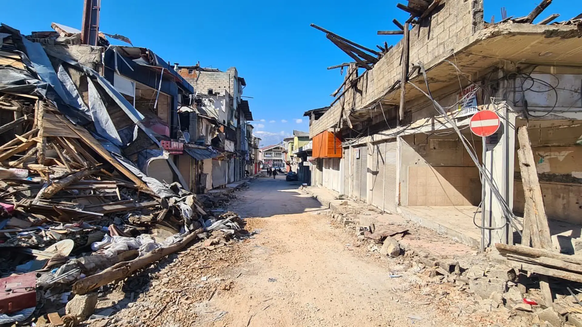 A road of damaged buildings in Turkiye